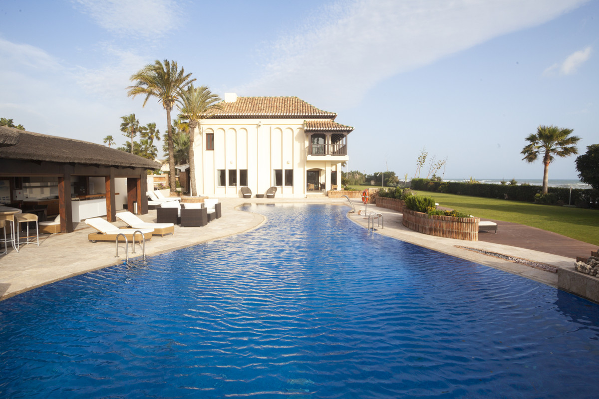 Villa in Marbella East, Costa del Sol, Málaga on Costa del Sol Til salg