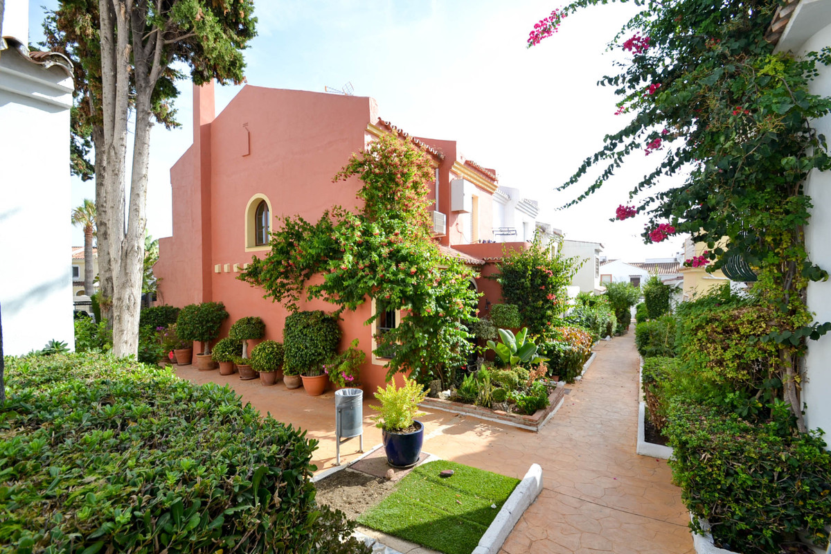 Townhouse Terraced in Atalaya, Costa del Sol
