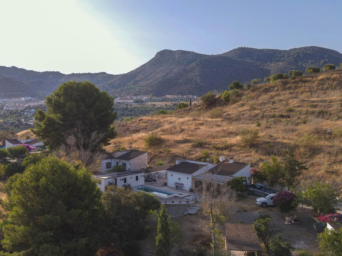 Country Finca

.  Lots of potential
.  Views towards the mountains
.  A lovely spot
.  Good communic, Spain