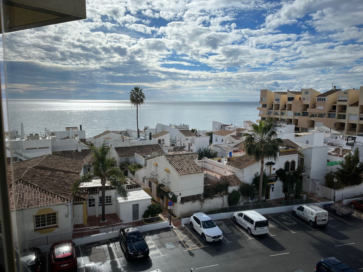 Middle Floor Apartment for sale in Estepona R4567252