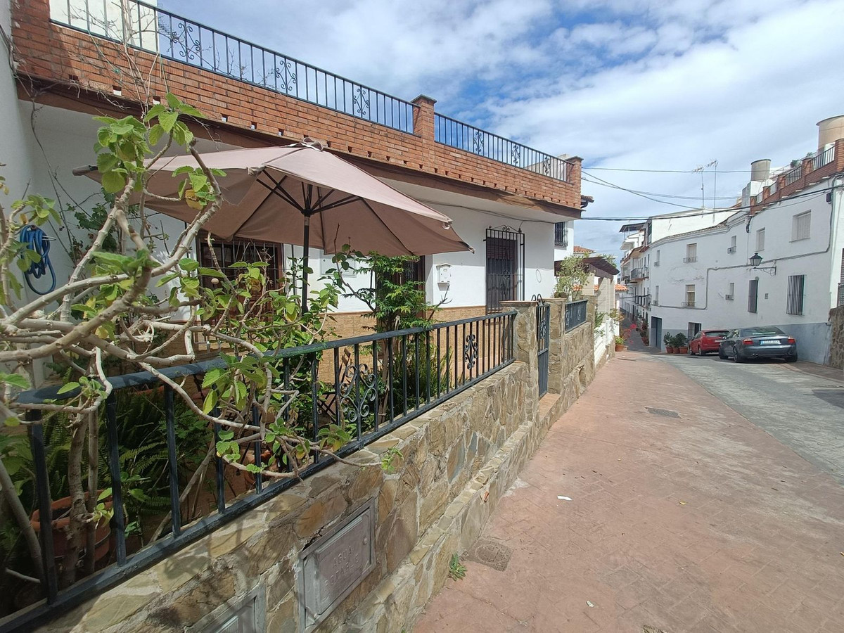						Townhouse  Detached
													for sale 
																			 in Guaro
					