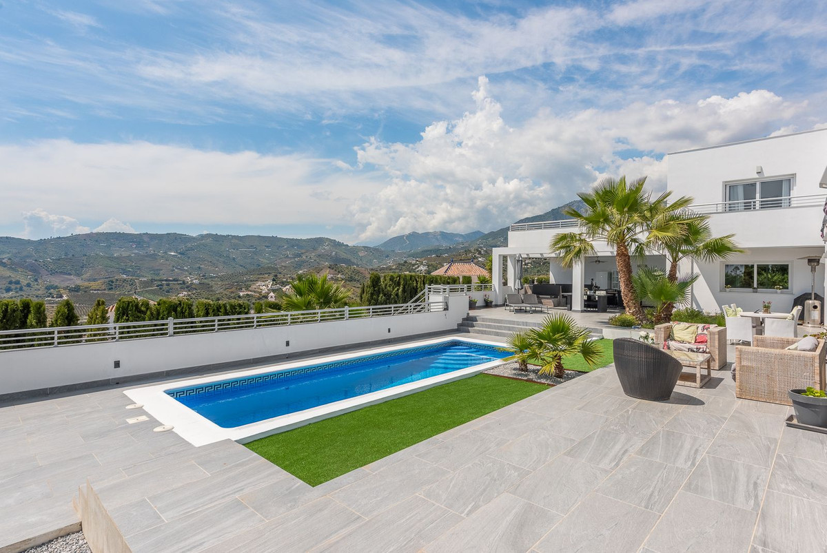 Modern style villa in residential area Cortijo San Rafael, newly build and reformed recently to the highest standards.