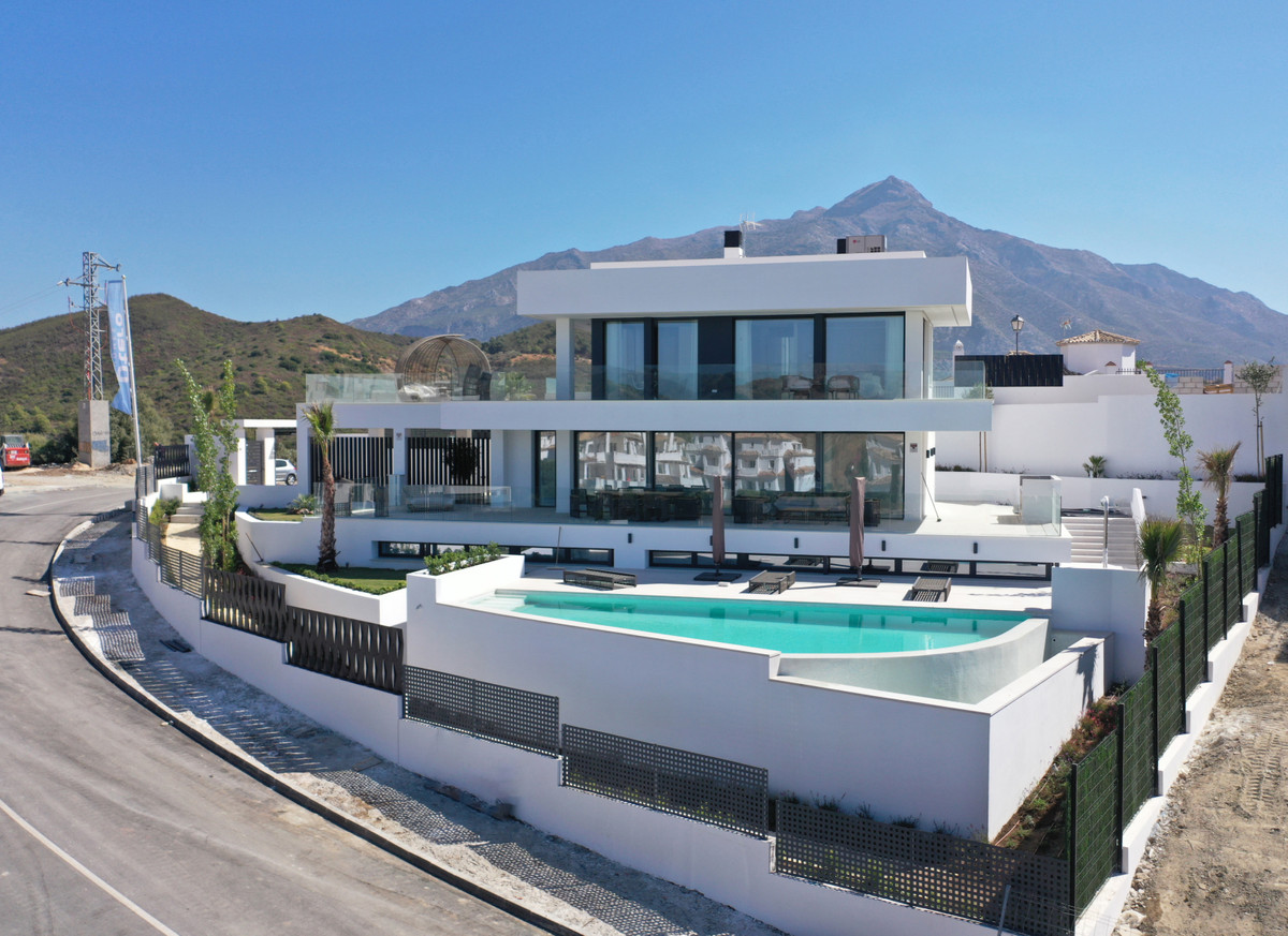 Detached Villa for sale in Marbella R3341971