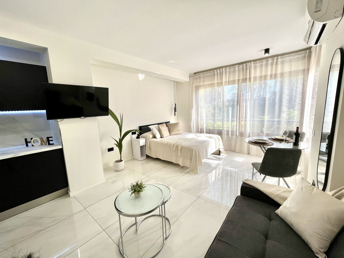 1 Bedroom Top Floor Apartment For Sale Nueva Andalucía, Costa del Sol - HP4676137