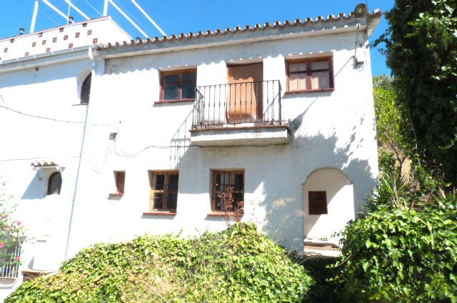 This property is set in a very beautiful location at the top of a hamlet not far from Velez Malaga and the coast.