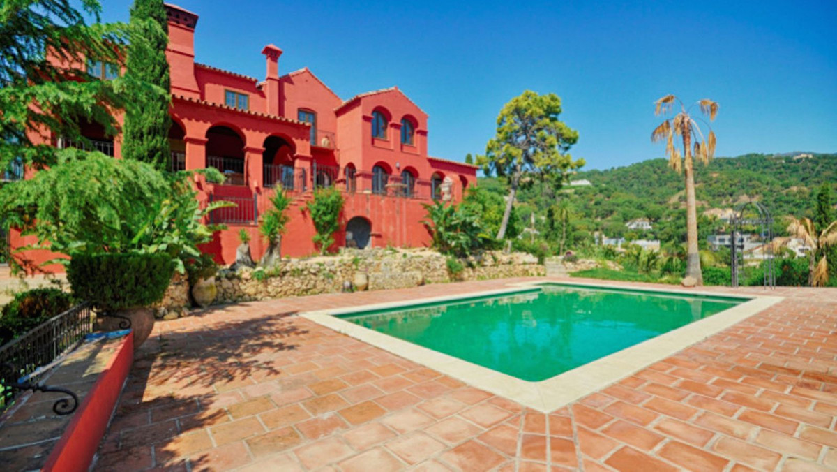 						Villa  Detached
																					for rent
																			 in El Madroñal
					