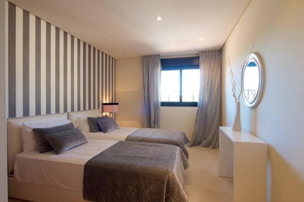 Located in a priviledged area of Puerto Banus, in a second line beach complex, next to the 5star Hotel Guadalpin Banus and within walking distance...
