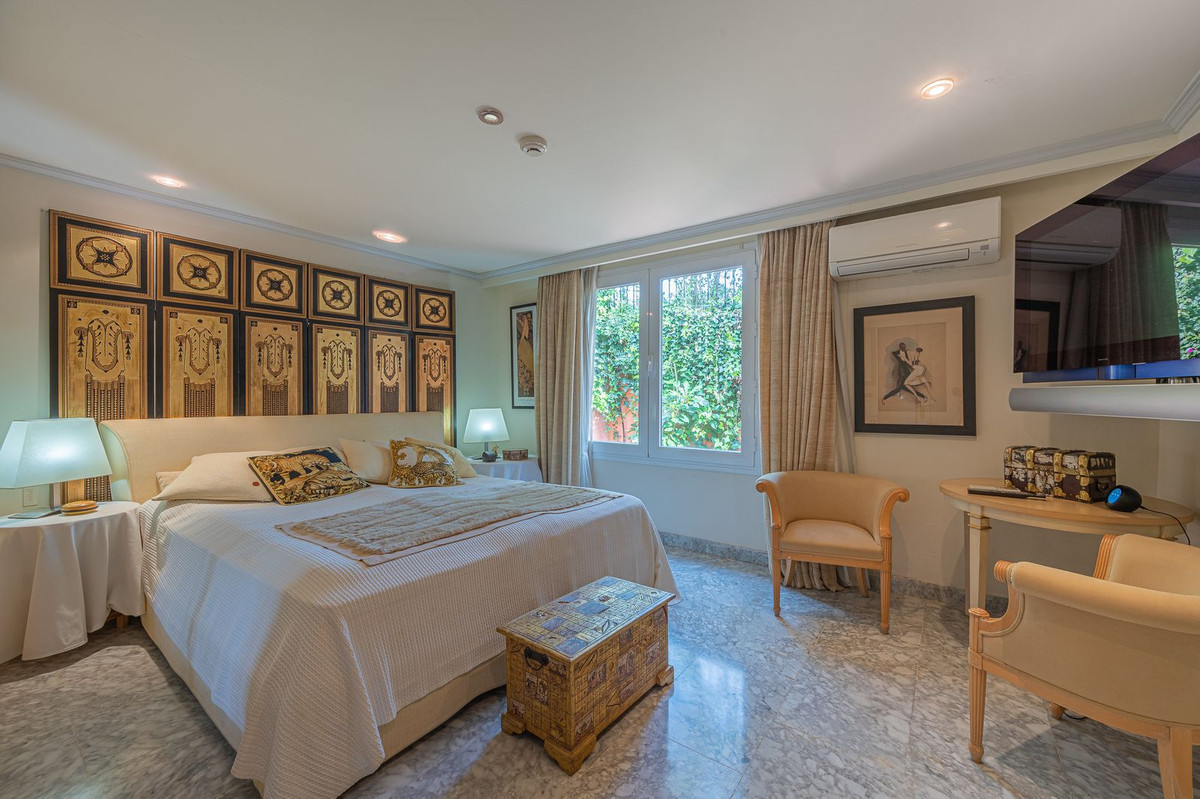 4 bedroom Villa For Sale in The Golden Mile, Málaga - thumb 20