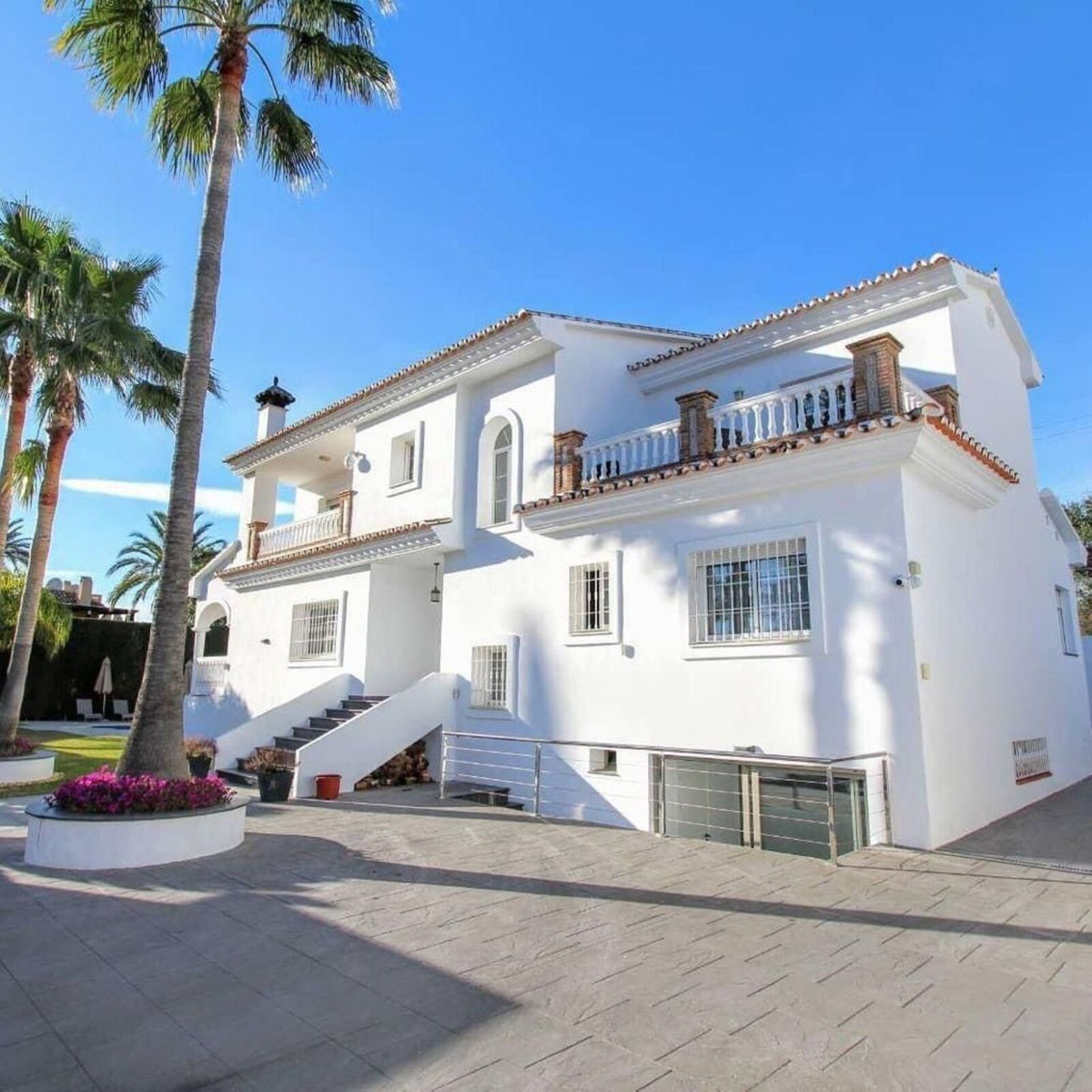 5 bedroom Villa For Sale in Nueva Andalucía, Málaga