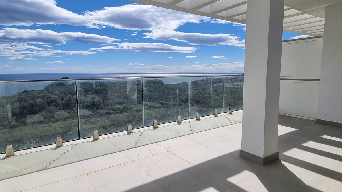 This is a brand new, never occupied penthouse with a fabulous terrace boasting outstanding views over Duquesa Port, the coastline and even has some...
