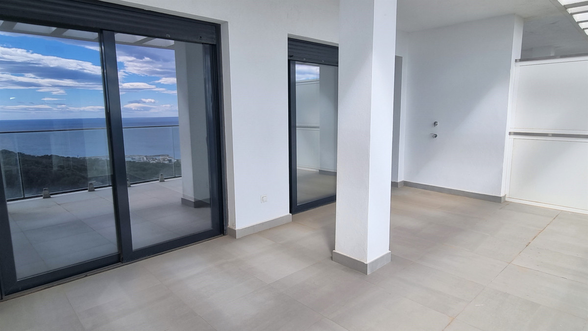 This is a brand new, never occupied penthouse with a fabulous terrace boasting outstanding views over Duquesa Port, the coastline and even has some...