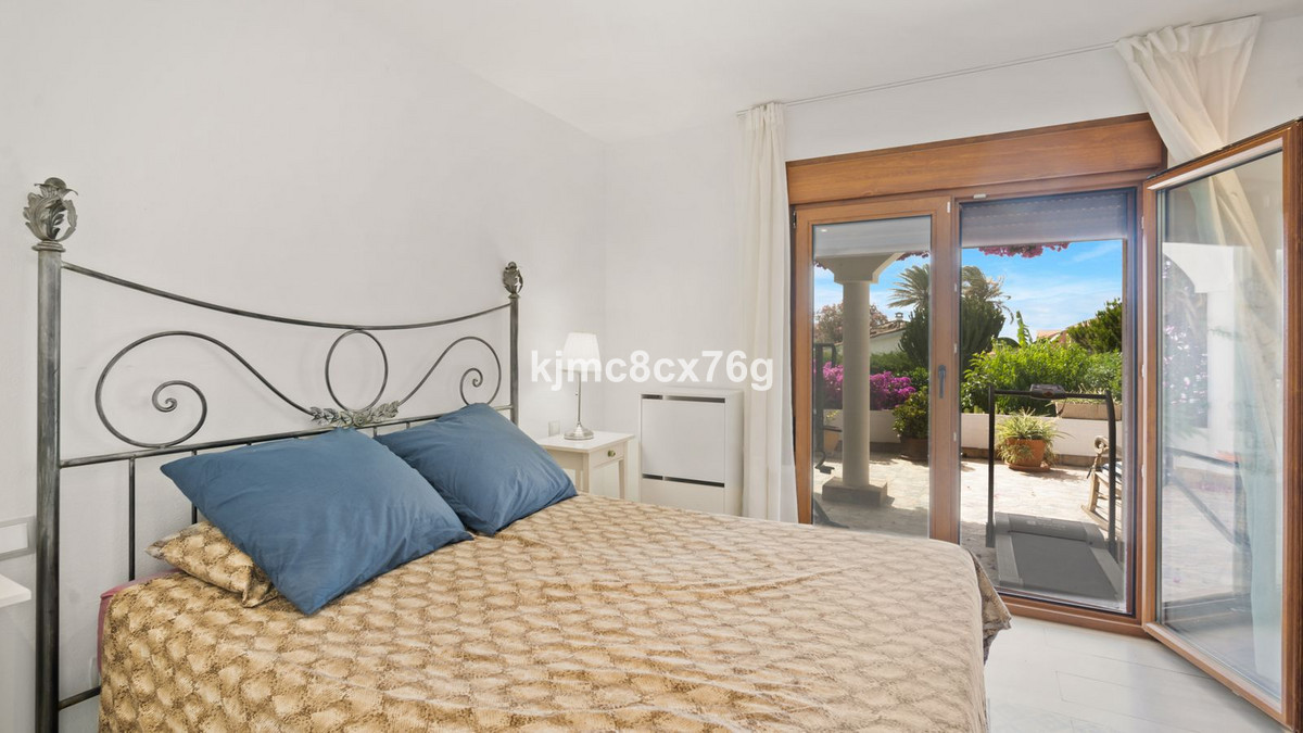 4 bedroom Villa For Sale in Estepona, Málaga - thumb 10