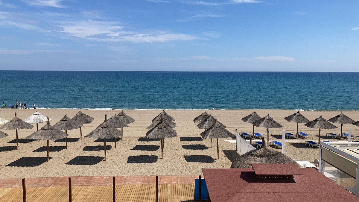 EXCEPTIONAL LOCATION - FRONT FRONT LINE BEACH IN LA CALA
This apartment comprise a lounge and dining, Spain