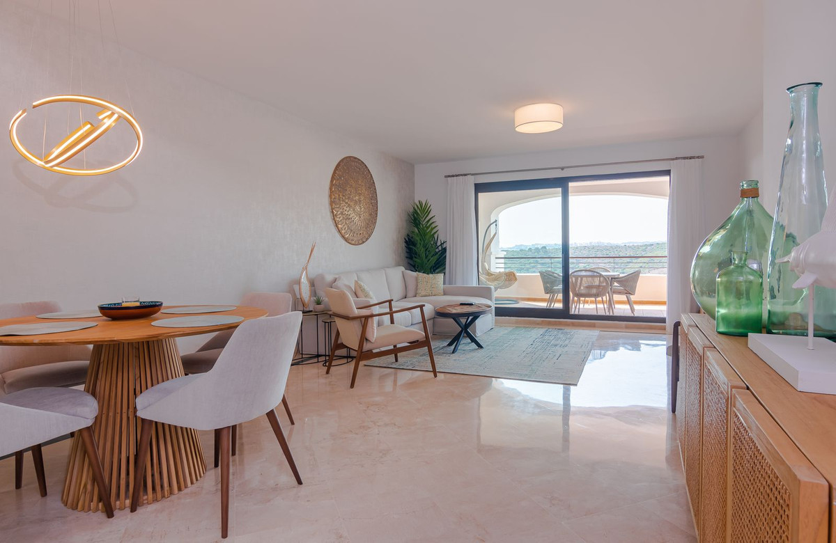 Apartment Middle Floor in Casares Playa, Costa del Sol
