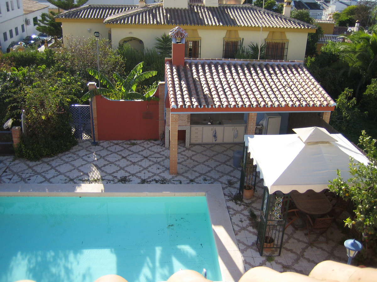 Magnificent and bright villa with pool on two linked plots.Located in a residential area at the exit of Coín