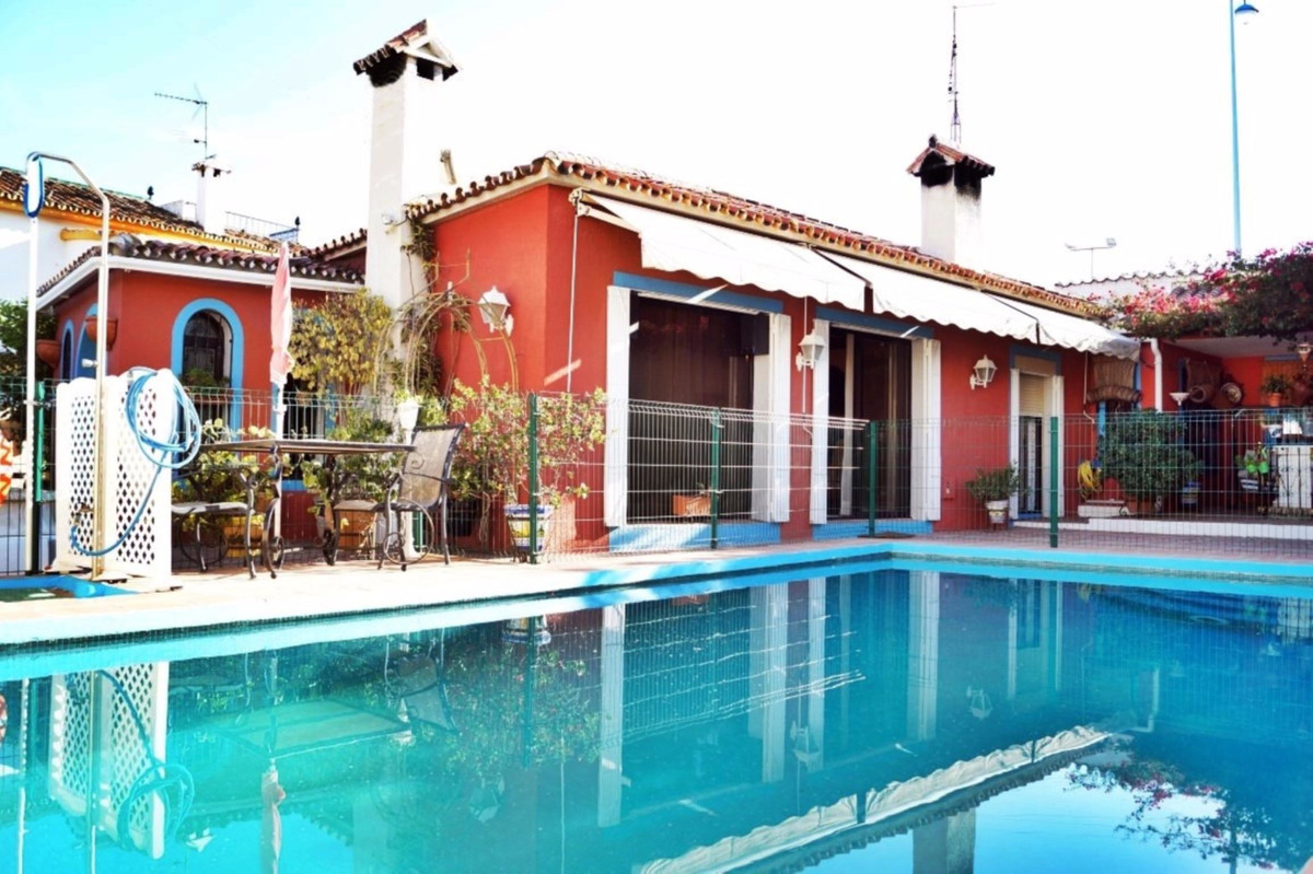 Villa distributed on one floor with an area of 250 meters over a total area of 500 meters. The entir, Spain
