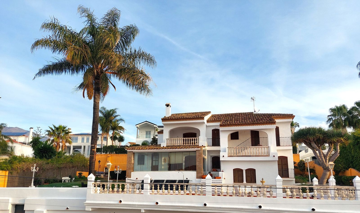 5 bedroom Villa For Sale in Estepona, Málaga - thumb 1
