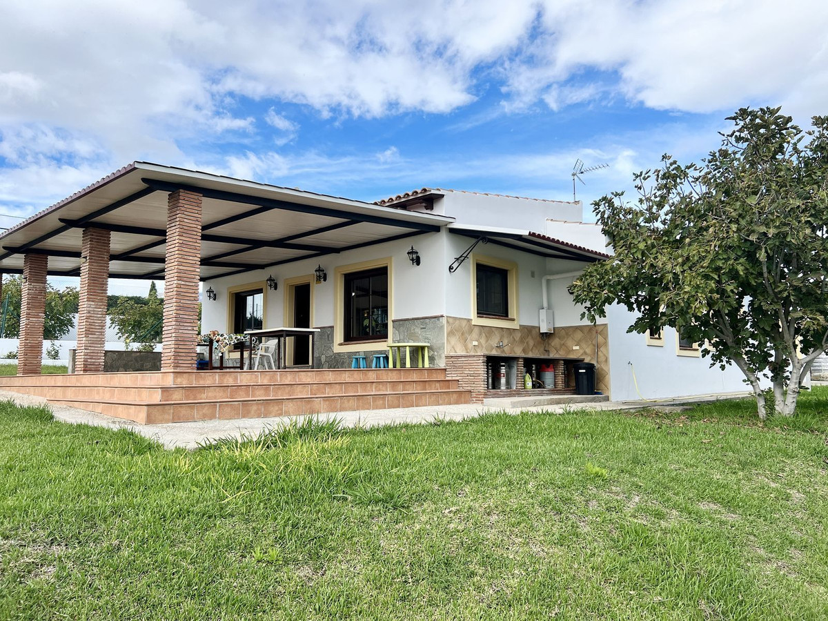 Detached Villa for sale in Estepona R3302554