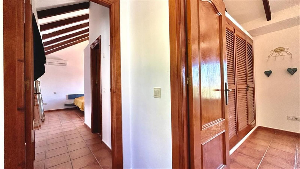 5 bedroom Villa For Sale in La Capellania, Málaga - thumb 41