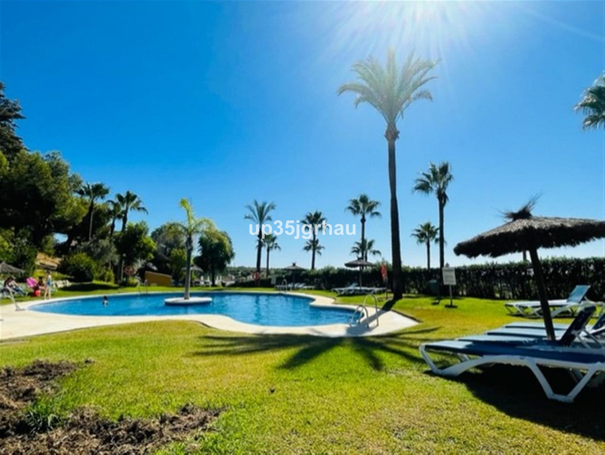 Fantastic apartment in a luxury urbanization with a gated complex.
2 bedrooms, 2 bathrooms and terra, Spain