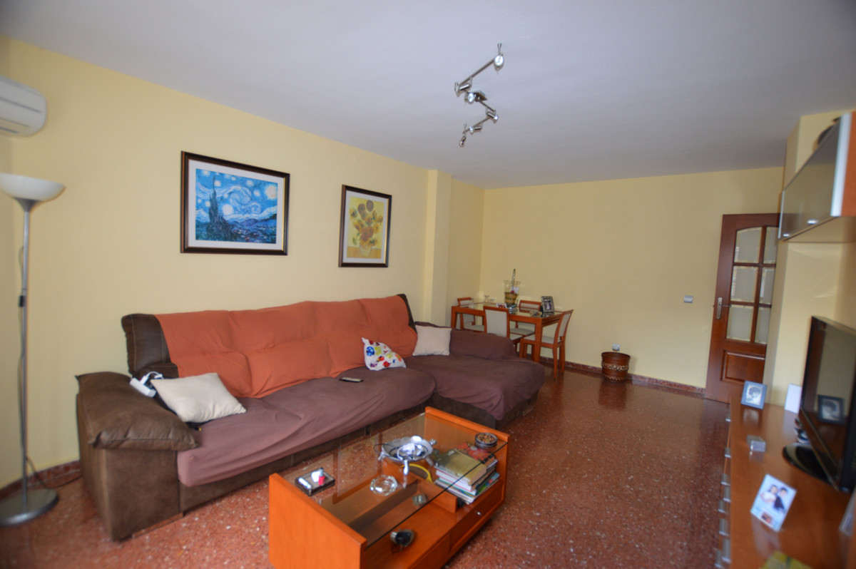 Middle Floor Apartment, Los Boliches, Costa del Sol.
4 Bedrooms, 2 Bathrooms, Built 115 m², Terrace , Spain
