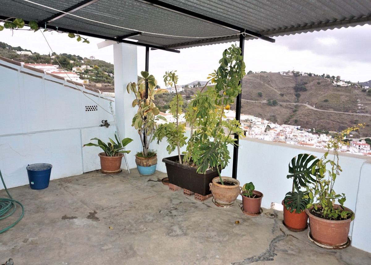 We present you a great property, to either invest or simply live in Large traditional town house located in the upper part of Cómpeta near the Plaz...