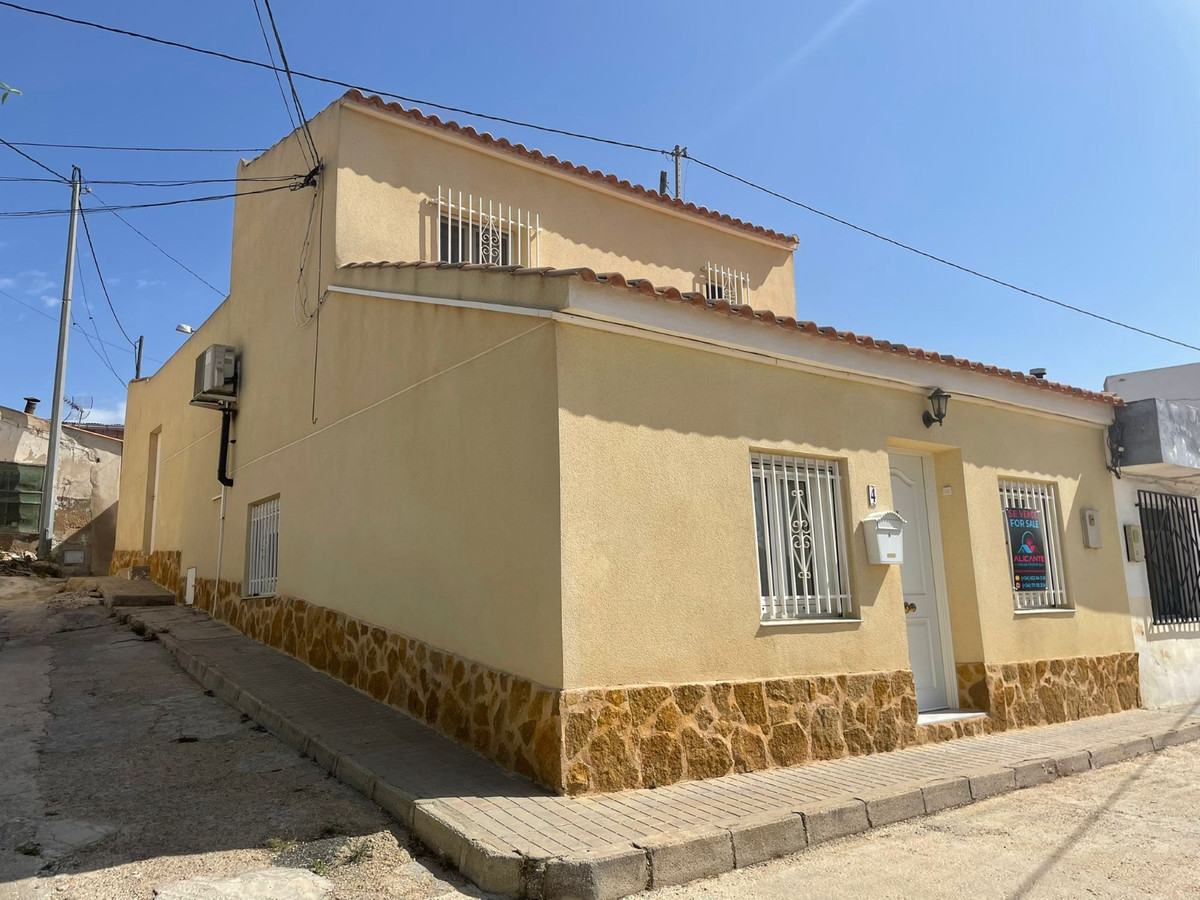 Town house with patio and terrace located in the popular neighbourhood of Santa Catalina in Pinoso. , Spain