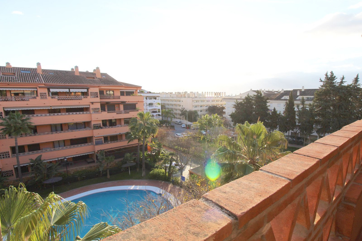 Middle Floor Apartment for sale in The Golden Mile R3985894