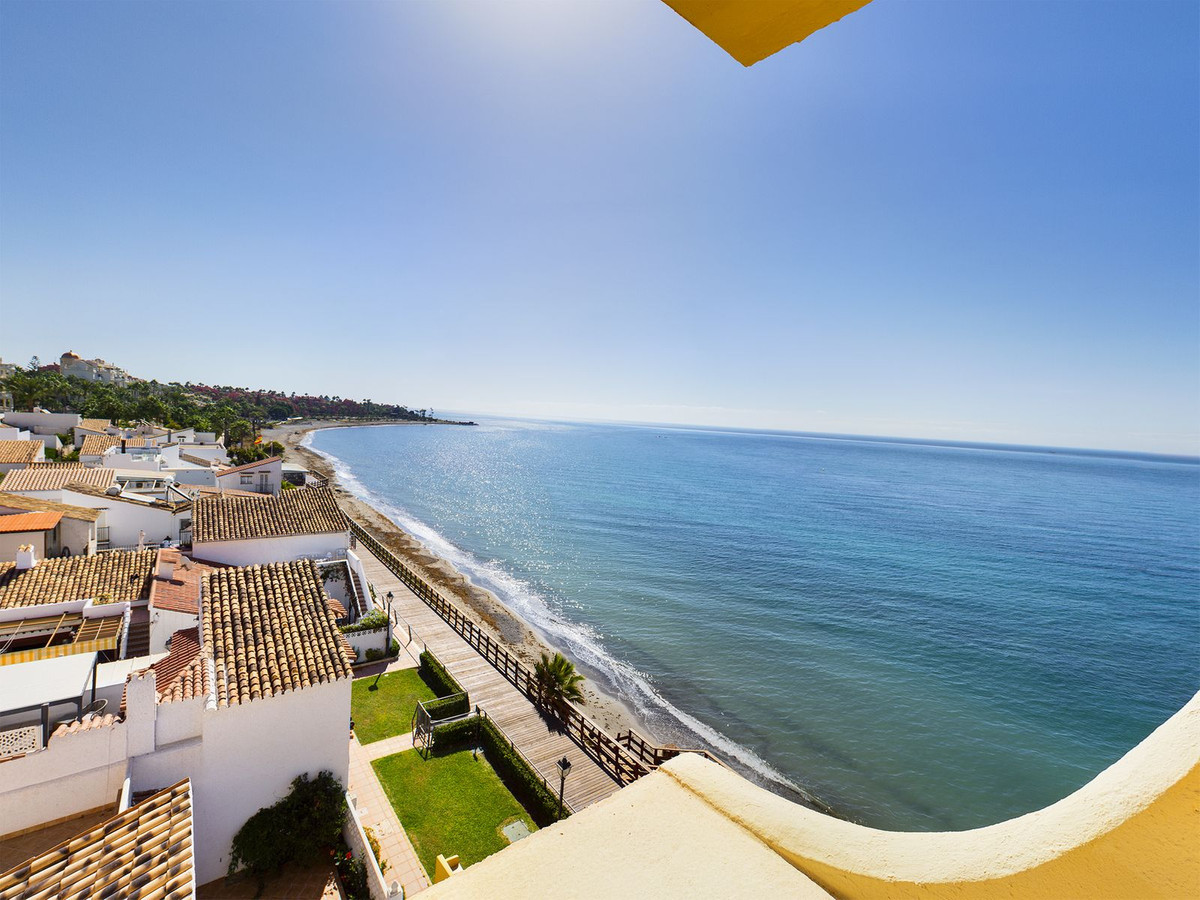 STUNNING COMPACT, REFURBISHED 2 BEDROOM APARTMENT WITH DIRECT ACCESS TO THE BEACH IN ESTEPONA EAST
T, Spain