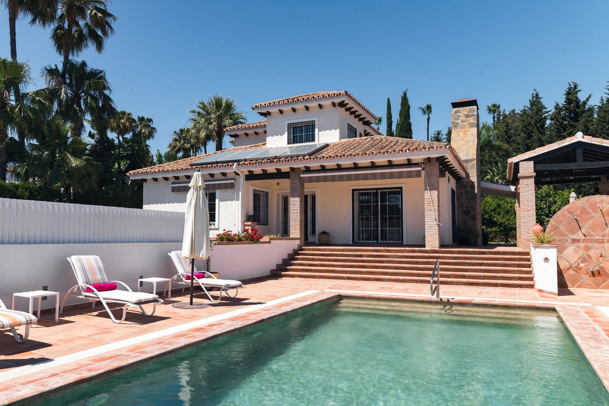  Villa, Detached  for sale    in El Paraiso