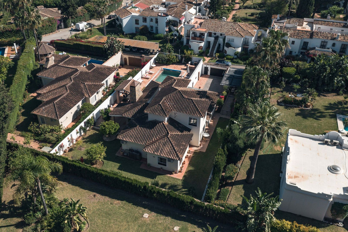 Villa Independiente en venta en El Paraiso, Costa del Sol