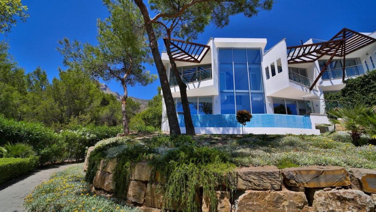 This unique corner semi-detached villa is located in the most luxury spot of Marbella - Urb. Meisho , Spain