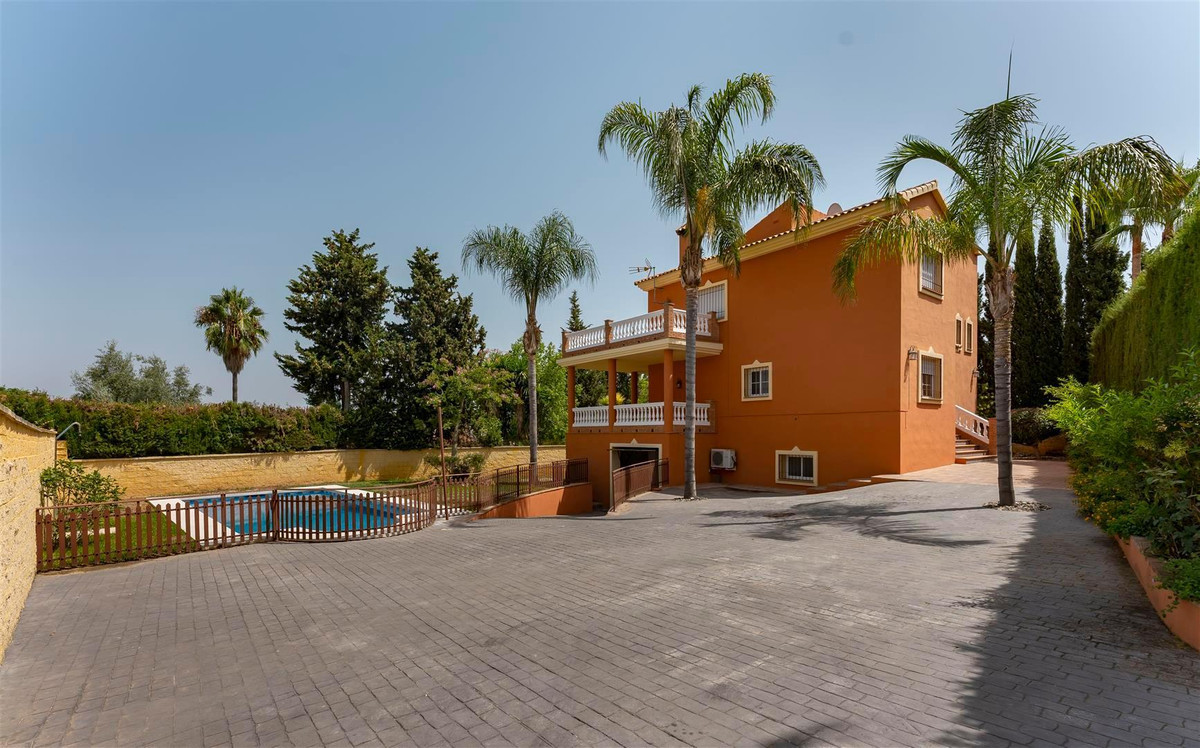 Great opportunity to buy a beautiful villa at a fantastic price! 

Large independent villa located i, Spain