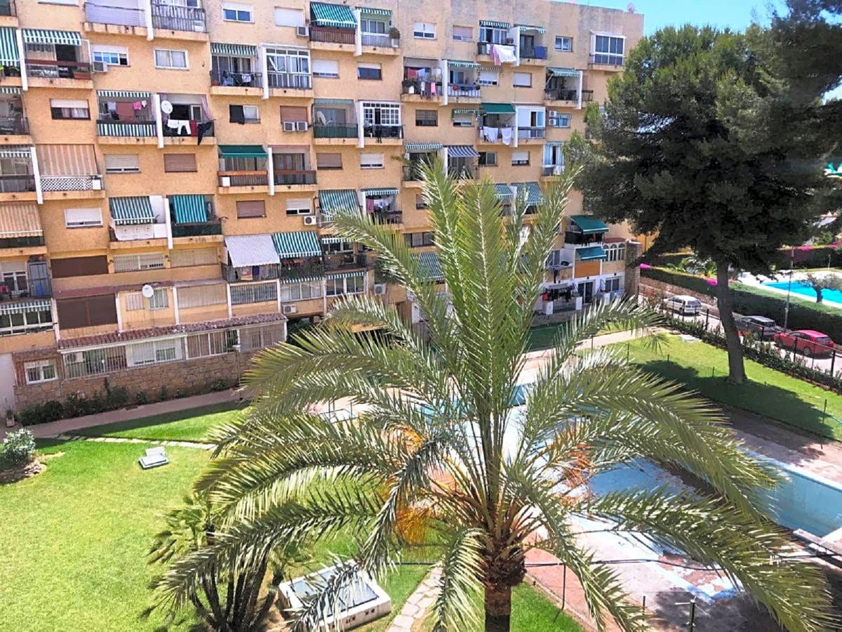 Ground Floor at Las Palmeras complex.
Location, refurbist  and sourended by all kind of services.
Hi, Spain