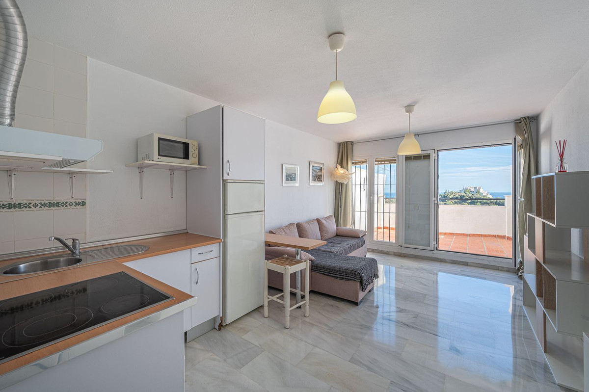 Beautiful and bright 1 bedroom duplex apartment in Altos de Estepona in a private urbanization with , Spain