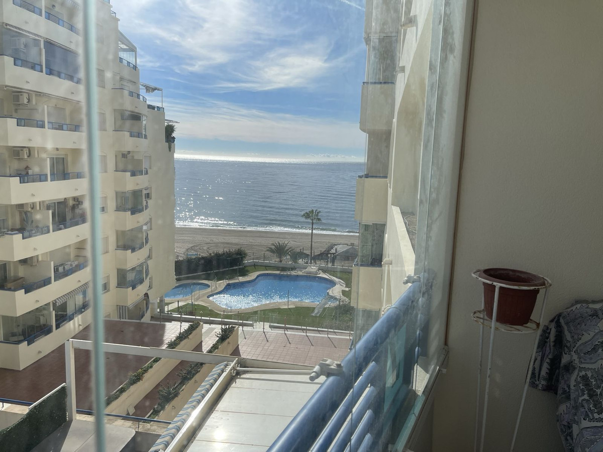 Spectacular flat in Marbella next to Bajadilla beach - Puertos. The property consists of 3 spacious , Spain