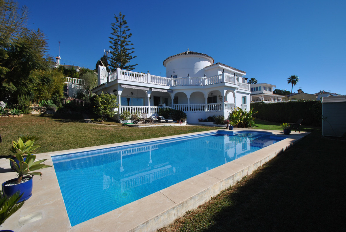 A lovely large family villa situated on a generous plot of over 1000m2 in Sierrezuela, Mijas Costa.
, Spain