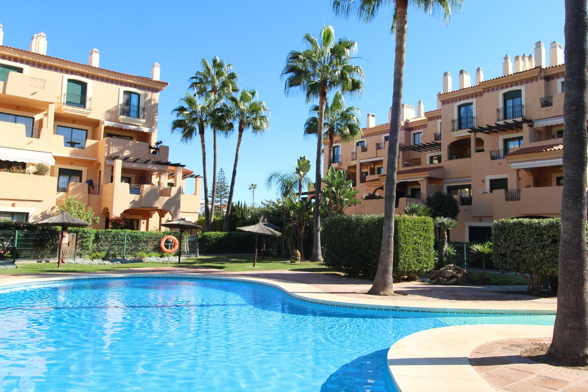 Lovely 2 bedroom, 2 bathroom apartment in La Duquesa. 
In a fantastic location, walking distance to , Spain