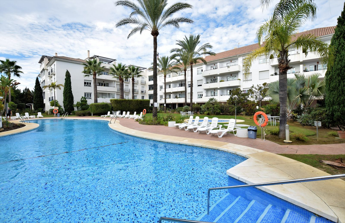 South facing middle floor apartment in el Mirador del Rodeo, walking distance to Puerto Banus and on, Spain