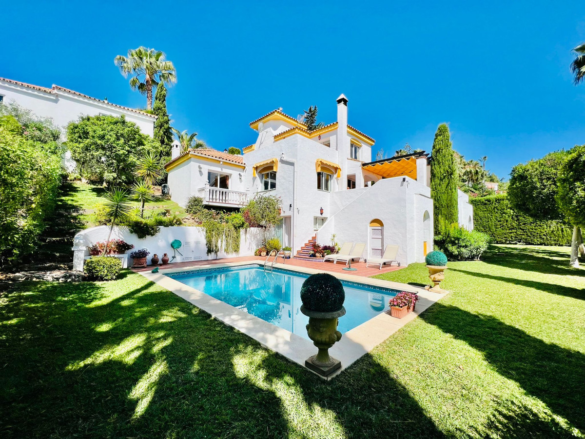 Detached Villa for sale in Nueva Andalucía R4336462