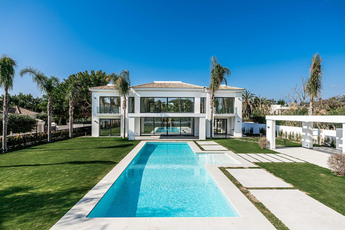 Villa for sale in Guadalmina Baja, 