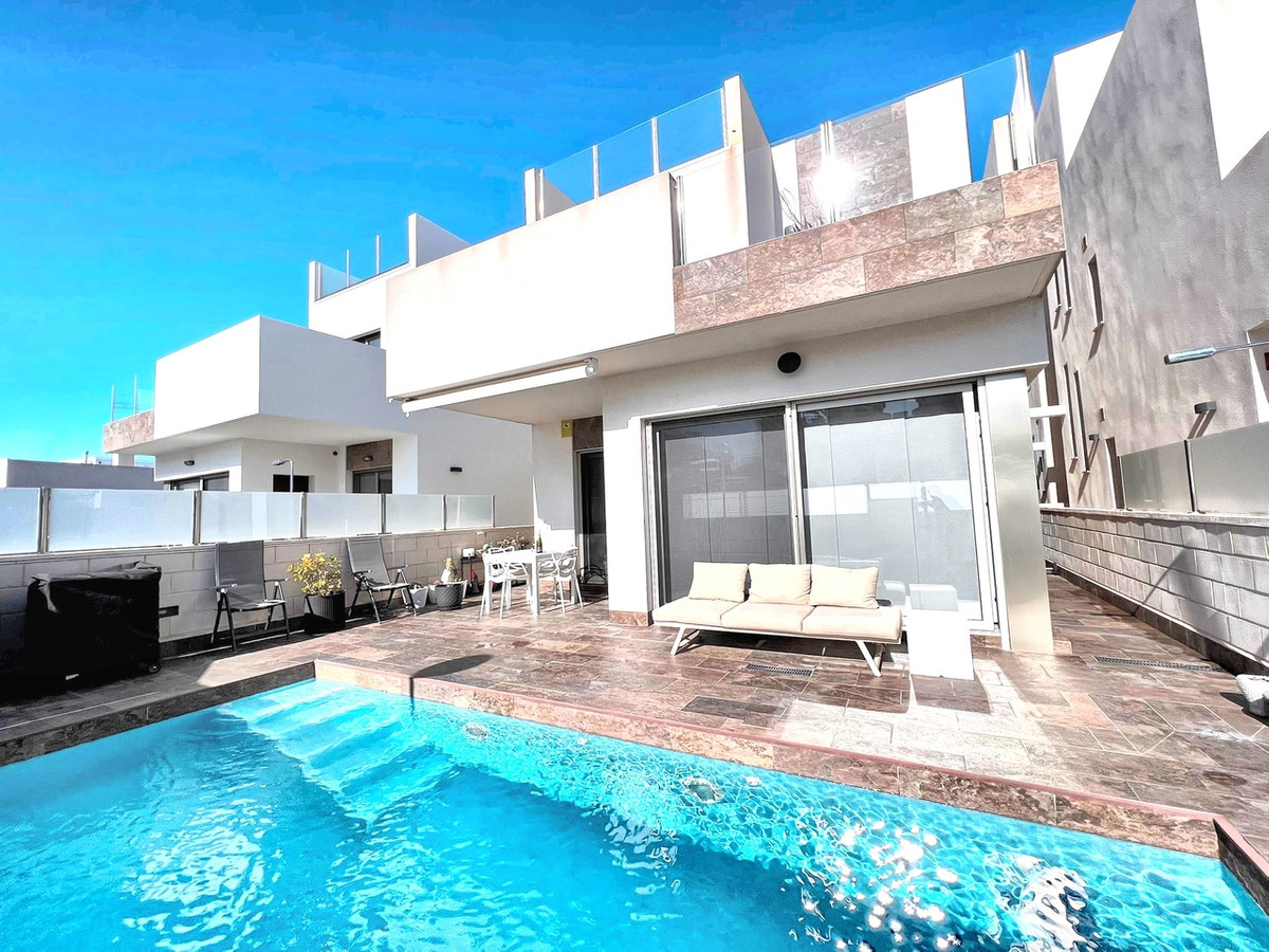 We are pleased to present to you this modern detached villa in the popular and growing area Villamar, Spain