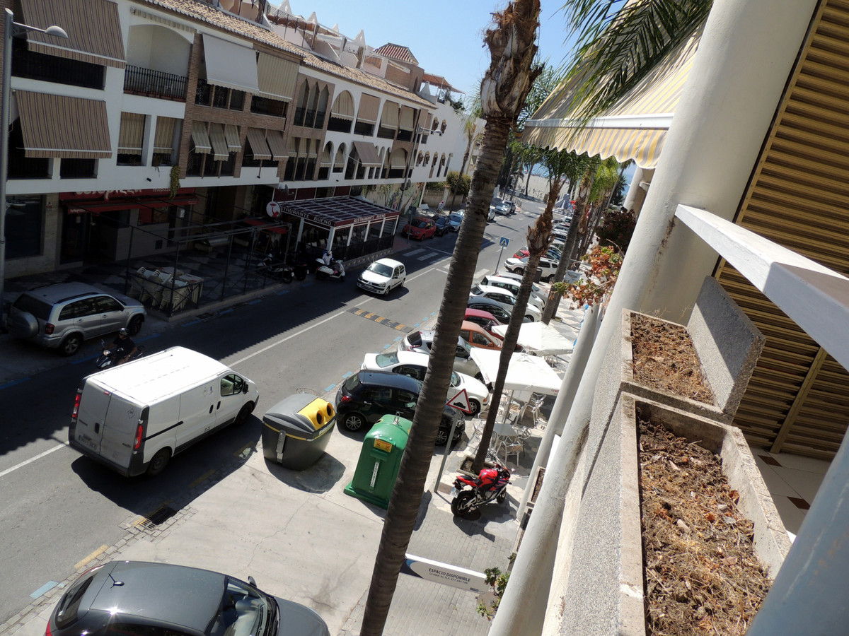 Apartment in the center, close to all shops and 50m from the beach, Located on the 2nd floor without, Spain