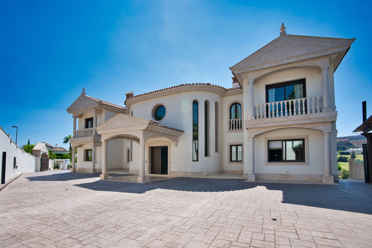 Extraordinary property located on a large plot in La Alqueria, Benahavis. The most prestigious home , Spain