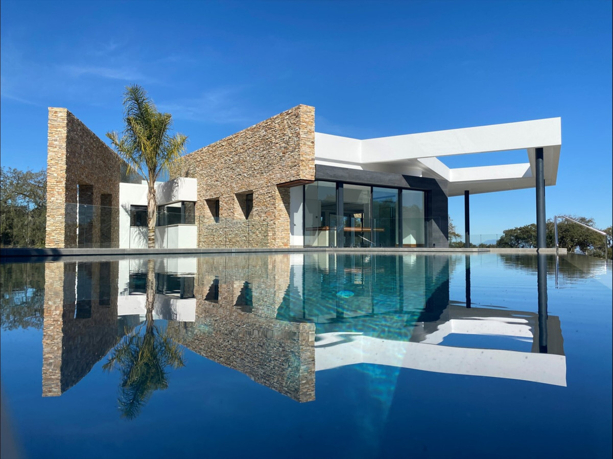 Great opportunity for a stunning contemporary villa at San Roque Golf Club!

This luxurious villa is, Spain