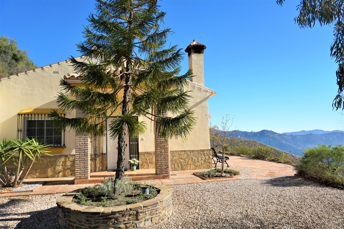 This is a fantastic villa situated on the top of the quietest mountain in Arenas. Surrounded by natu, Spain