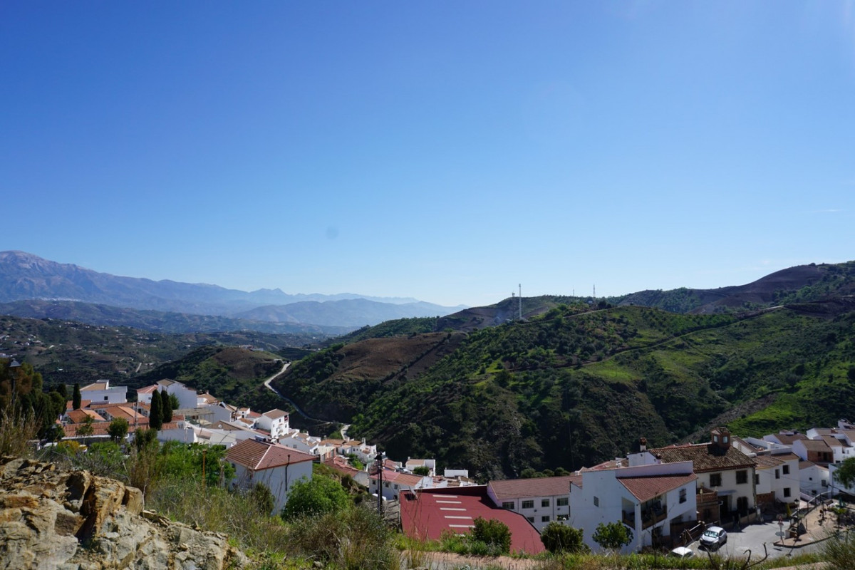 Almáchar is a white town in the interior of the province of Malaga.