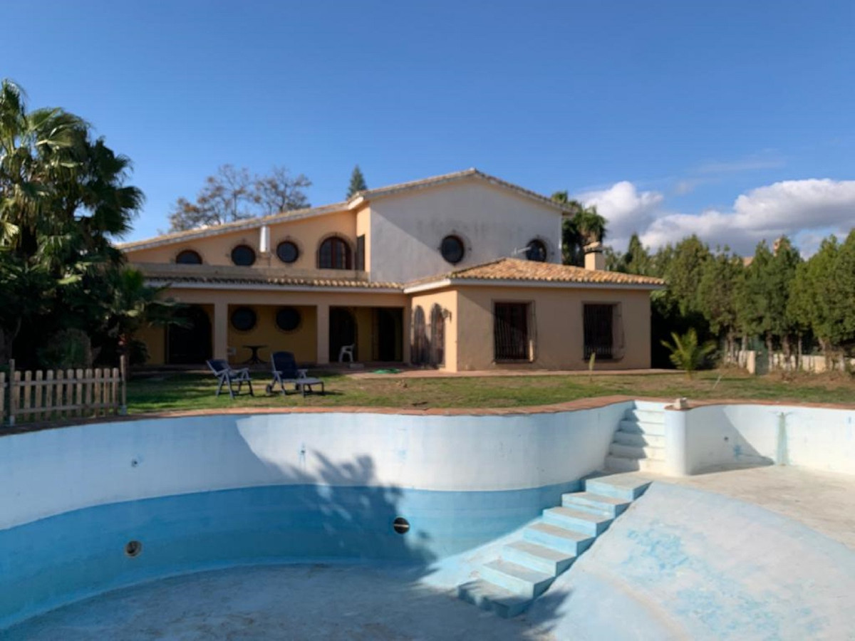 7 bed Villa for sale in Sierrezuela