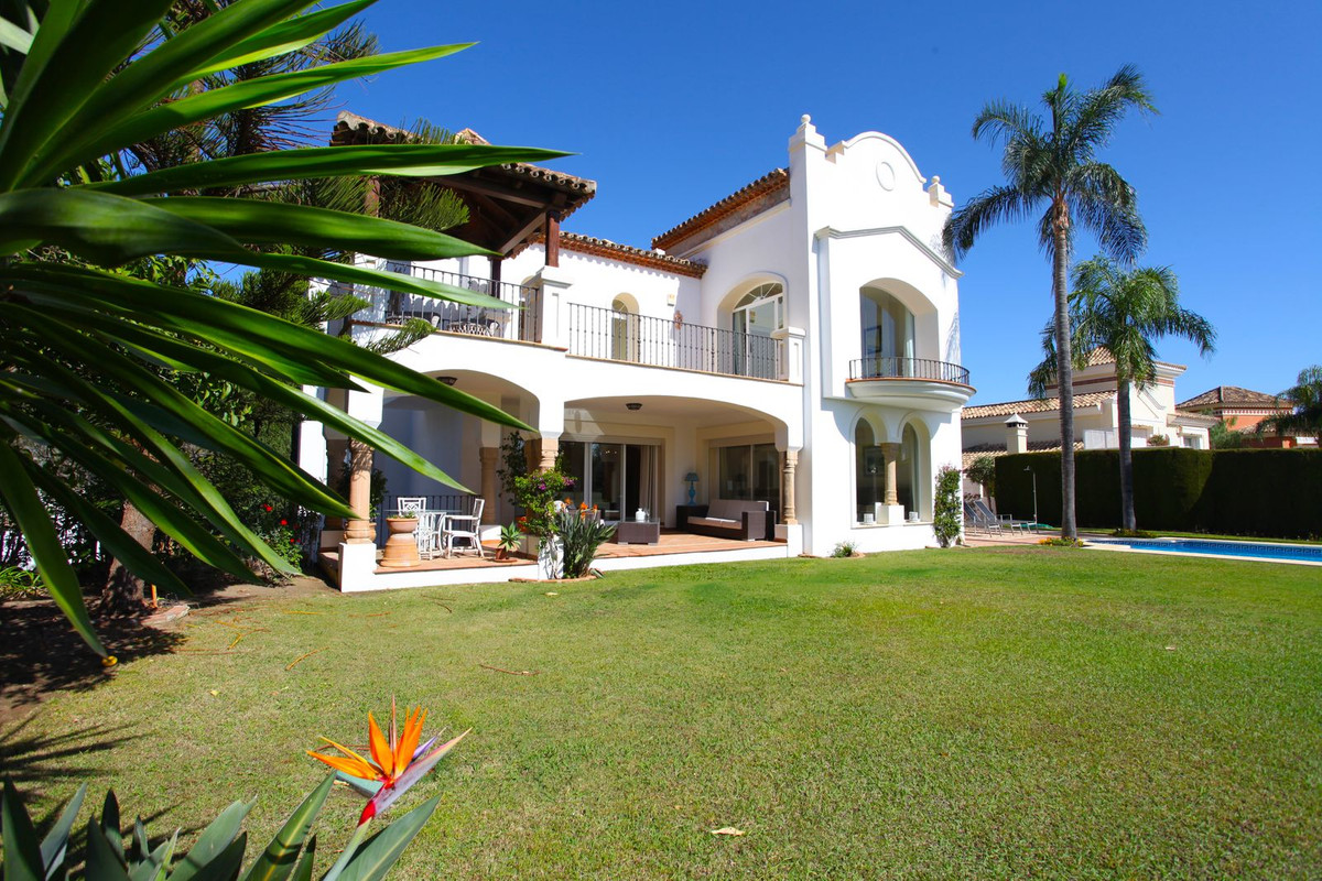 Fantastic classic villa on a 1700 m2 plot with panoramic views over the golf course and mountains. 
, Spain