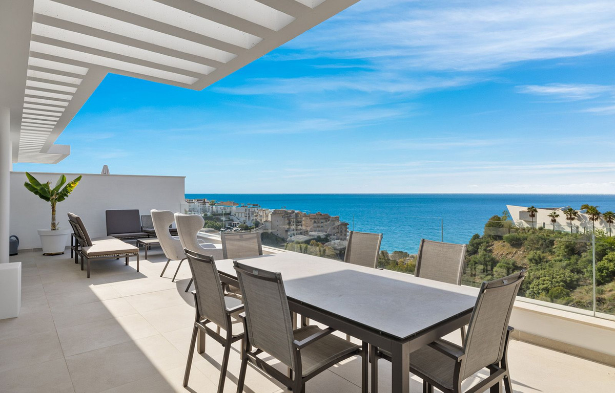 Welcome to this stunning penthouse apartment offering breathtaking panoramic sea views. Upon enterin, Spain